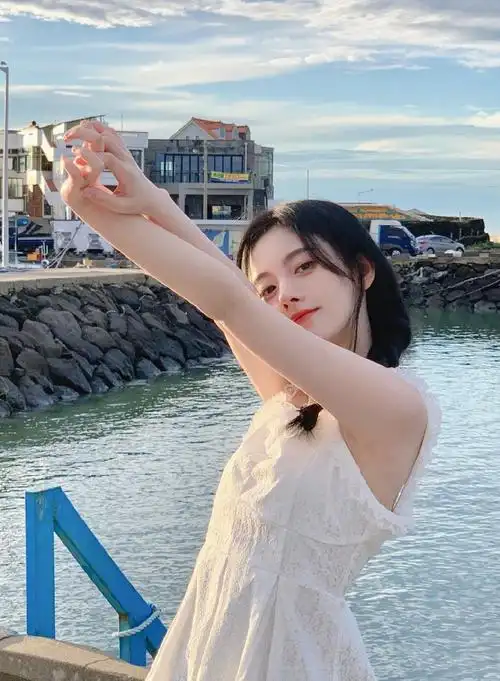 鞠婧祎俏皮甜美海边自拍照图片59