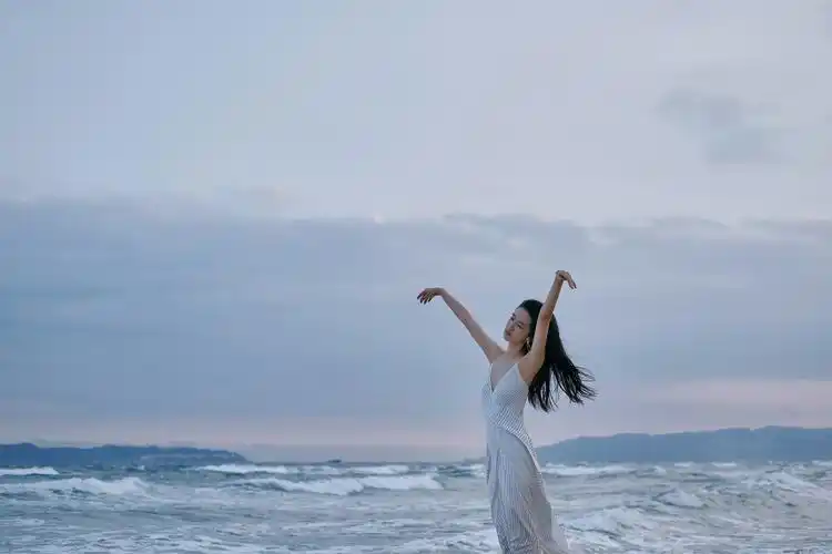 许龄月海边氛围感大片曝光一袭白裙浪漫温柔尽显随性