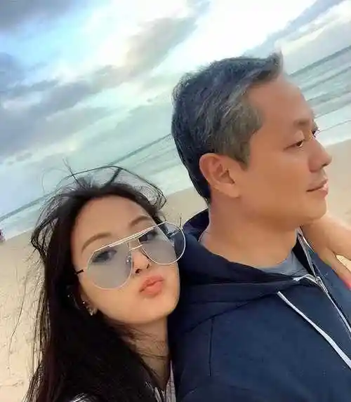 明明年纪相差不大,却看着像两代人,这6位女星把"老公熬成爹"|张庭