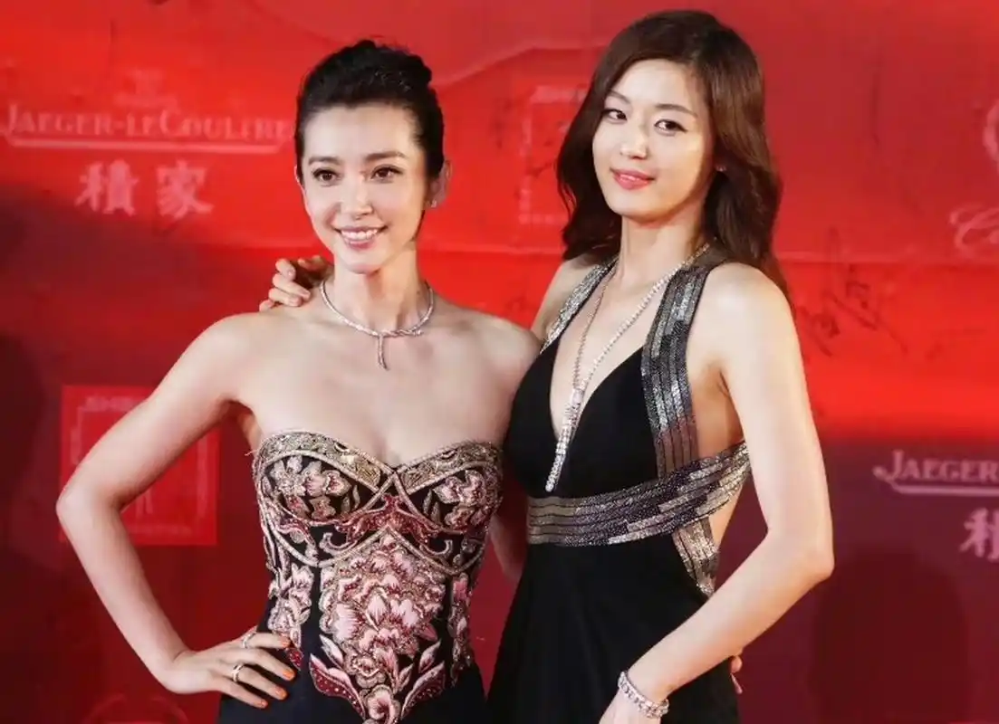 2011年,李冰冰和全智贤在上海国际电影节红毯上同框合影