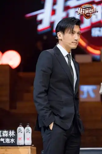 谢霆锋今天在《我们的乐队》里的穿的西装,真的很像西装暴徒