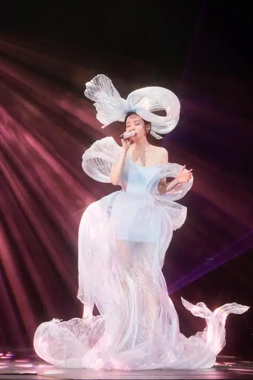 05超女三强同天开唱李宇春秀美腿周笔畅比张靓颖更妩媚