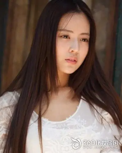 齐刘海长发直发发型,给人一种很乖巧的感觉,散发着自然简约的气质