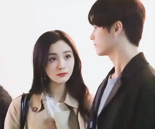 杨幂摸许凯后脑勺,两人相差九岁,杨幂的撩汉技能值得学习_姐姐_感觉