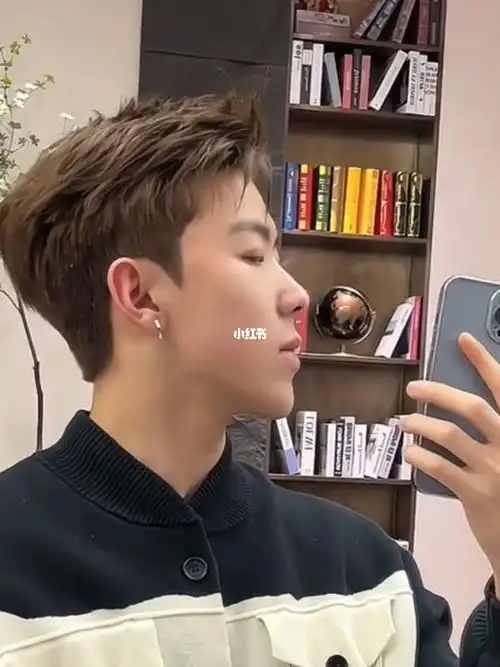 一款简单易打理的三七分发型,十分百搭不怎么挑脸型的一款发型#男生变