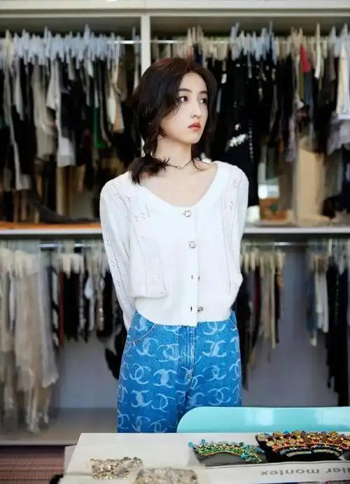 张子枫笑起来好治愈!|刘海|童星|发型|穿搭|牛仔裤_网易订阅