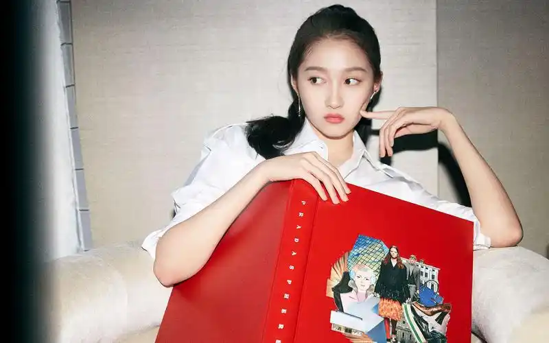 关晓彤纯白甜美写真桌面壁纸