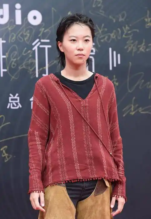 王菲女儿窦靖童罕出席活动,下巴纹身疑似被洗掉,模样和窦唯太像_周迅