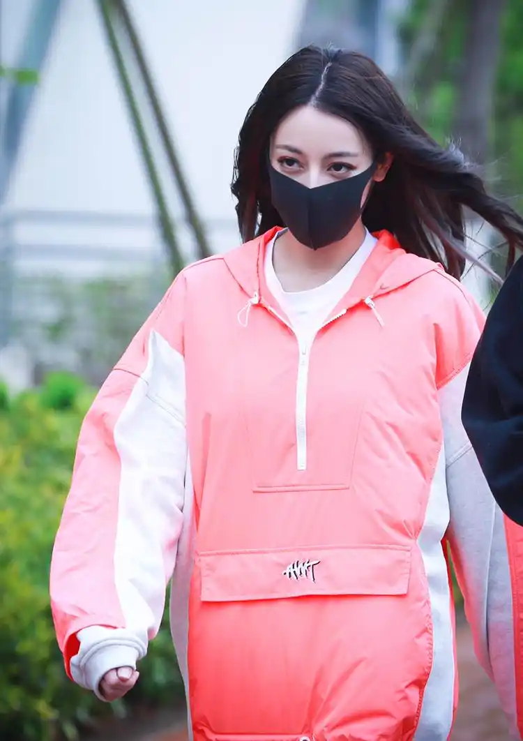 迪丽热巴粉色卫衣少女心炸裂,大口袋超亮眼,甜酷眼神四处在放电