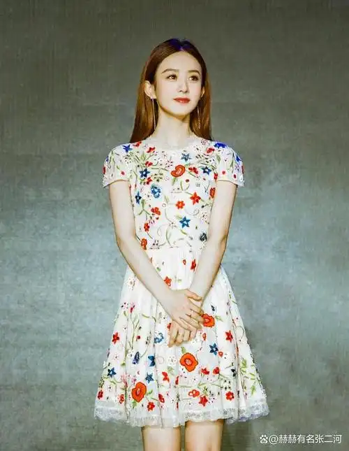 赵丽颖的业余生活好精彩,穿碎花连衣裙开小摩托,快乐的像个孩子