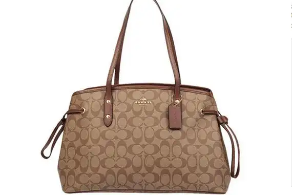 箱包百科 coach是什么牌子首先看 logo,真品的logo部份,颜色相对明显