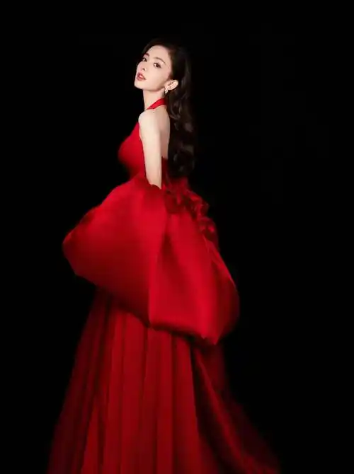 古力娜扎身穿红色缎面挂脖礼服裙复古典雅_时尚_造型_女性