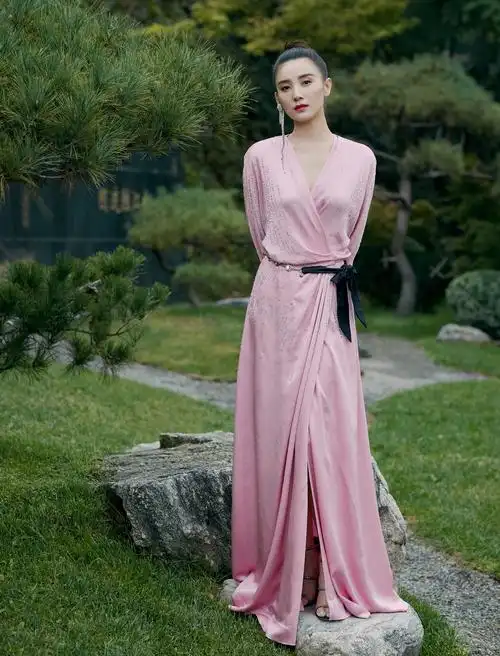 宋佳一身烟粉色亮片装饰裹身礼服出席,率性浪漫