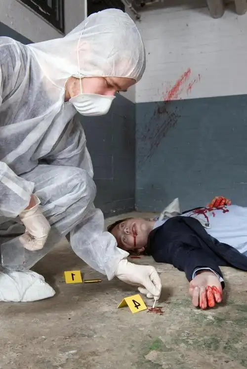 在一个死商人周围的犯罪现场收集证据的法医专家中国的警察即人民警察