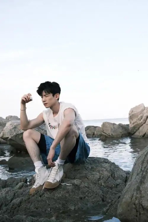 白敬亭最新大片曝光,大方展露好身材,他什么时候才能火_电视剧