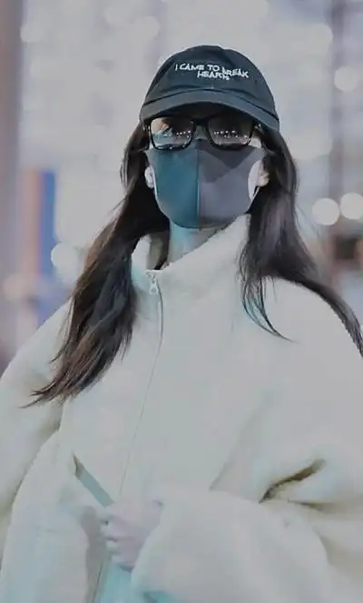 倪妮清新亮相北京机场搭配超有明星魅力