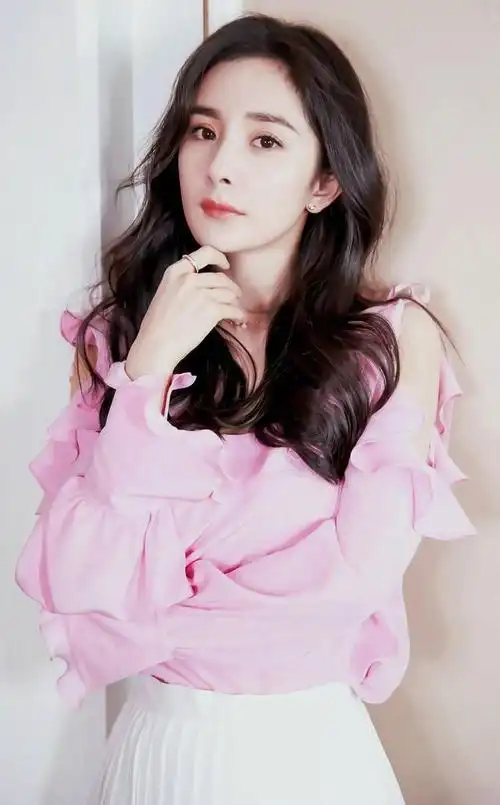 杨幂带父母入住香港酒店,还带玩具,疑似看望小糯米