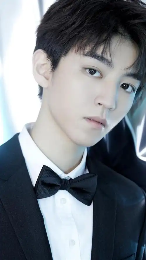 王俊凯帅气成熟西装写真