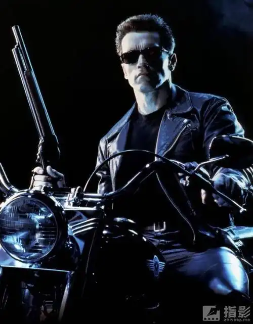 《灵魂战车》骷髅头喷着火焰骑摩托车,当我们看到刘德华在银幕里再骑