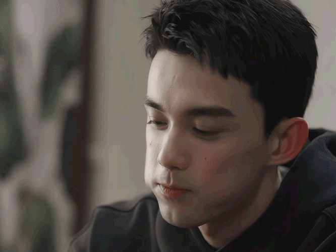 林亦扬看热狗的眼神##吴磊看热狗的眼神#过于深情了吴磊!