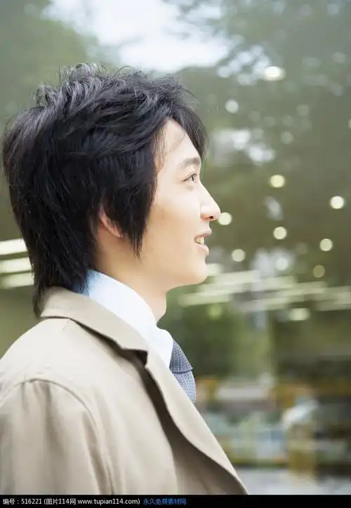 西服男人侧脸面部特写