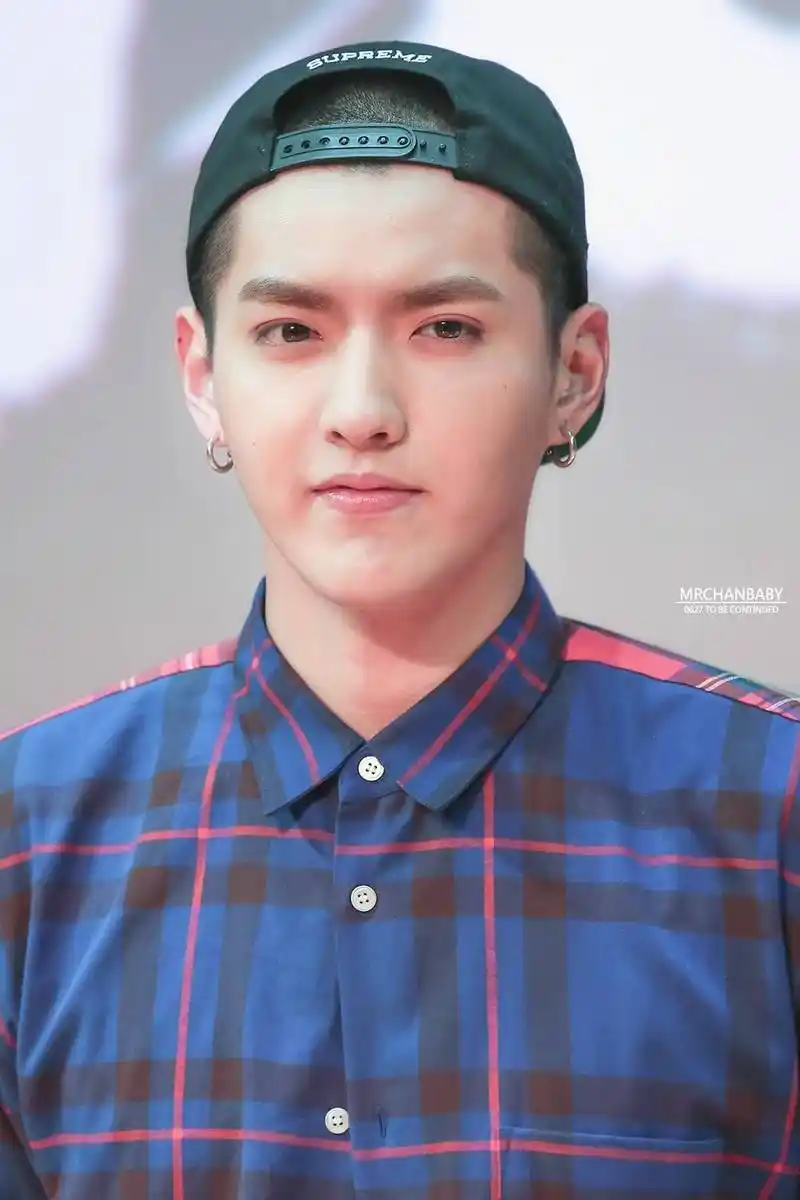 [吴亦凡][分享]201224 那年今日:吴亦凡出席《老炮儿》深圳路演 爱笑