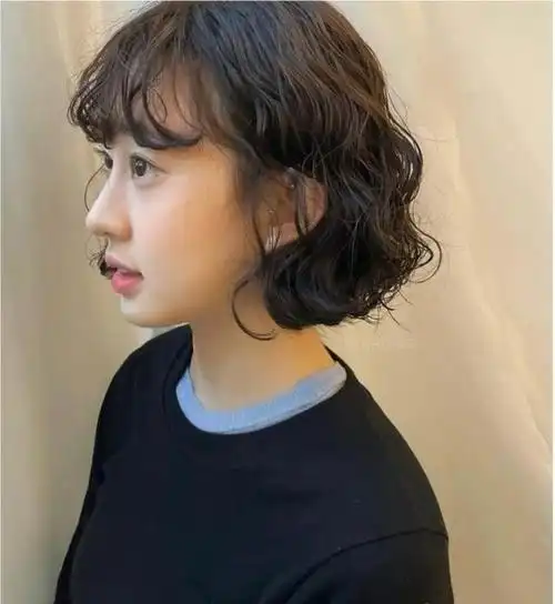 短卷发发型图片(15款最火短发送给大家)