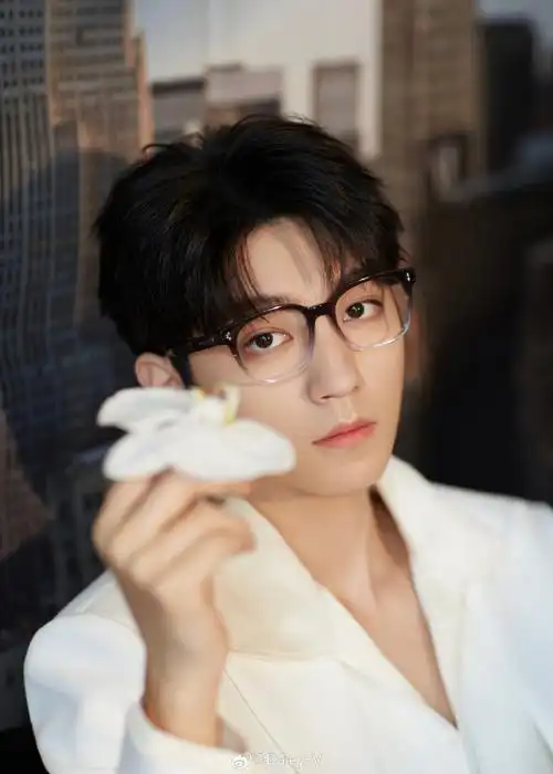 yesir出席今日活动,全白色休闲西装套优雅清爽,又见帅气眼镜杀#王俊凯