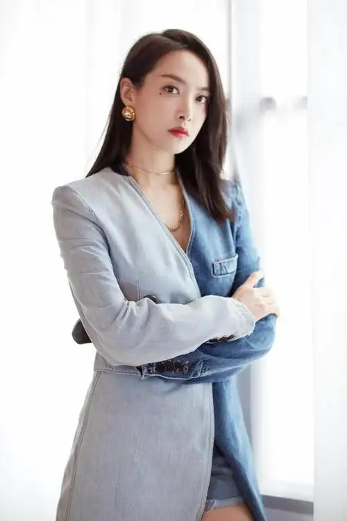 宋茜真是不一般拼接牛仔风衣被撑得好满曲线身材太抢风头