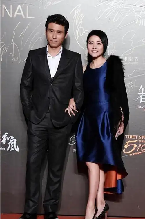 李乃文多年默默无闻,49岁迎娶妻子后,夫妻情深