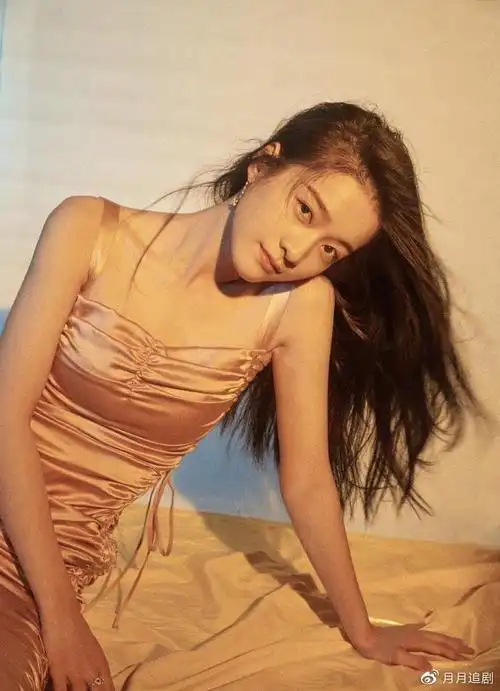 美女明星演员张雪迎吊带睡衣魅力时尚写真