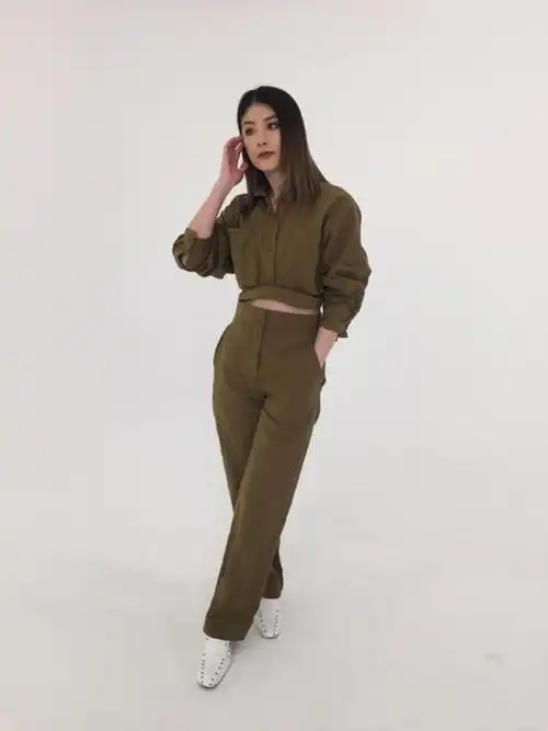 陈慧琳彻底翻车紧身裙领口非要剪成x型被勒出的腰臀比抢镜了