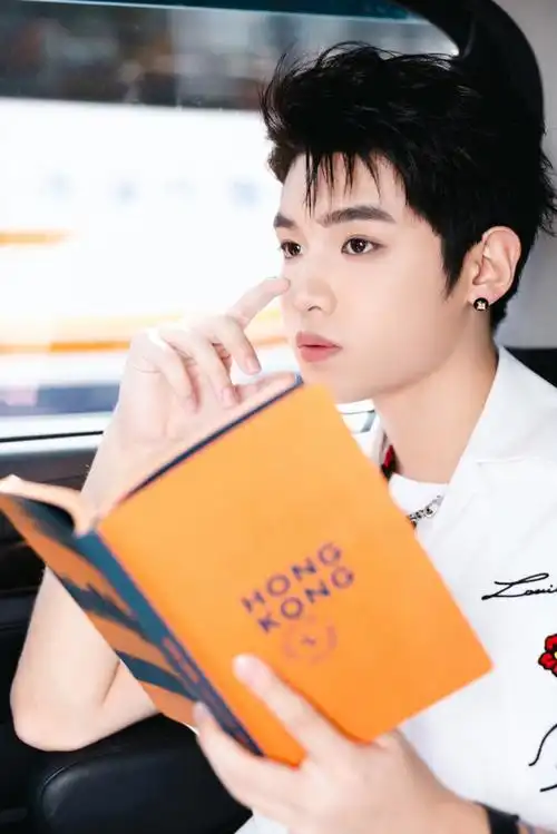 vuitton品牌挚友黄明昊一袭品牌2024春夏男装系列白色短裤套装清爽