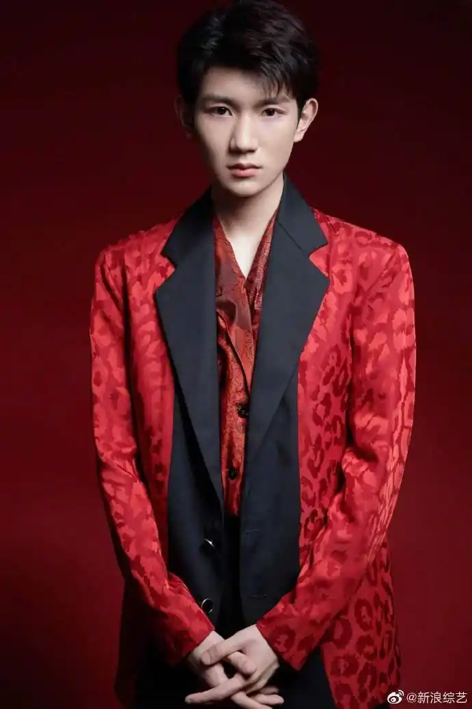 组图:王源红黑经典西装帅气十足 暗红豹纹元素增添新年活力
