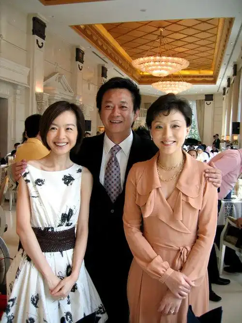 日前,三位主持人为了参加吴若甫的婚礼,相聚一起