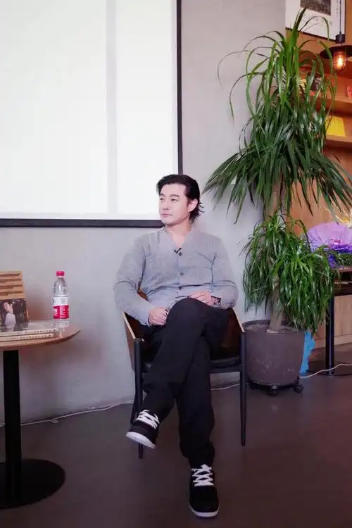 黄维德新书分享会 粉丝齐穿校服庆祝