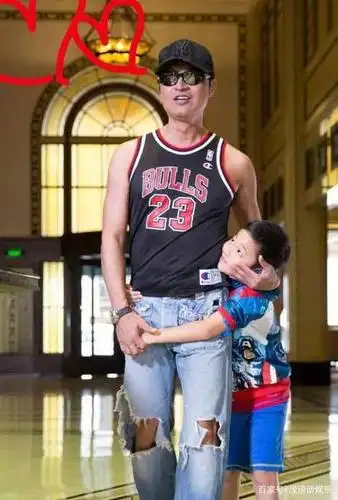 58岁马景涛现状曝光,脸部油腻发福严重,无戏可拍只靠商演捞金