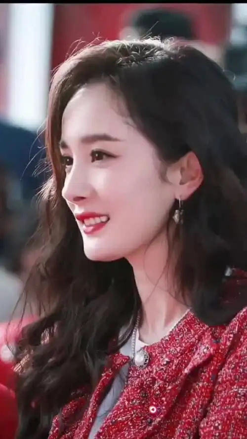 杨幂笑得多开心!