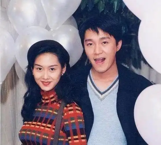 朱茵现身老公画展颜值碾压赌王千金一颦一笑皆动人