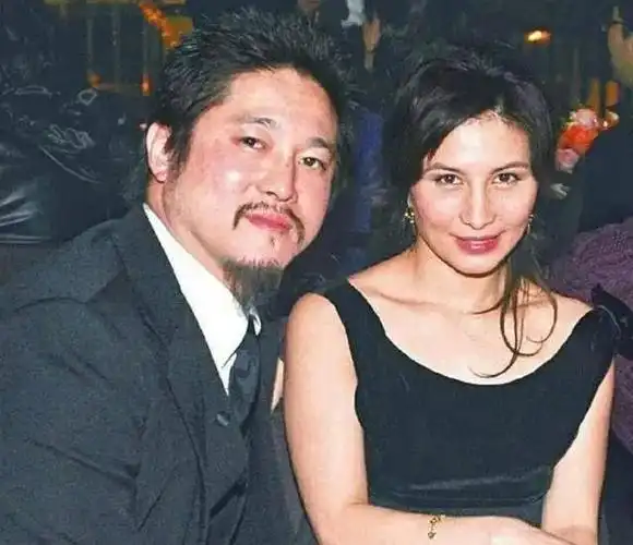 "嫁入豪门"的6位男星,有人一飞冲天,有人结婚33年不敢喊老婆