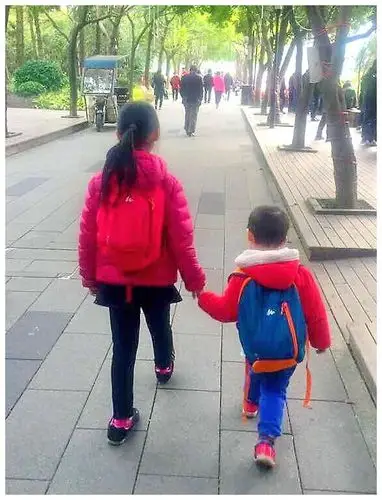 姐弟牵手渐行渐远,希望在今后的生活中也要相互扶持,相亲相爱