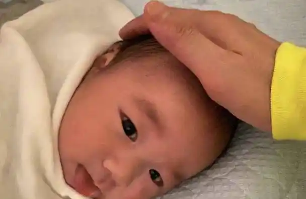 古巨基变身全职奶爸带娃,晒儿子正面照庆祝父亲节,网友:好幸福_小宝宝