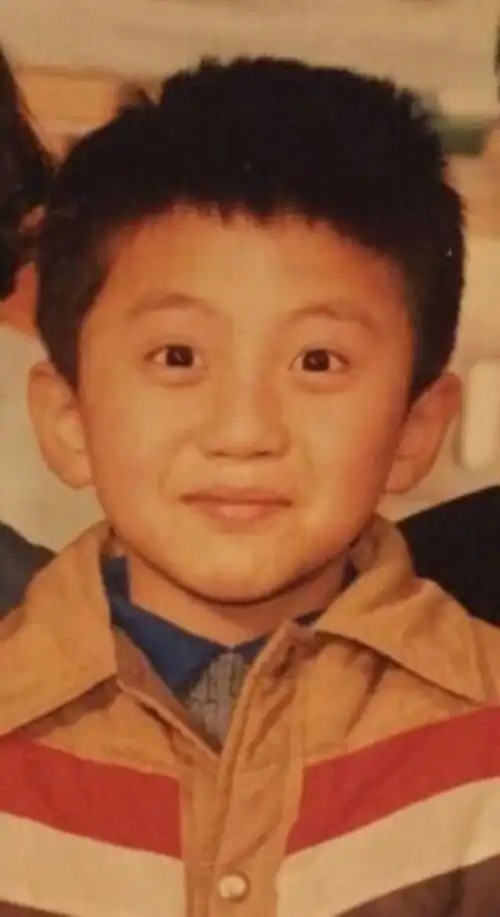 等等生日,邓超晒自己儿时照,孙俪分享贴着名牌的全家福!温馨!