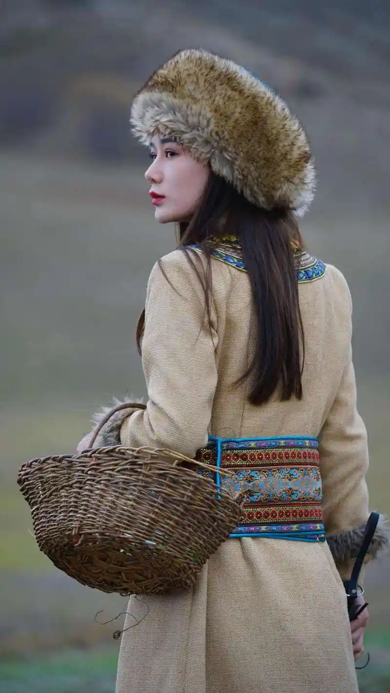 青春靓丽,身穿端庄美丽蒙古服女孩,白马相伴,畅游山水