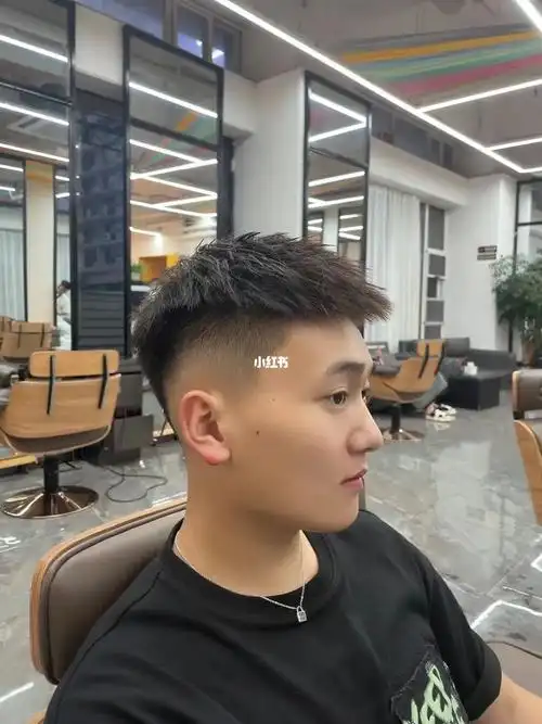 男士帅气发型前刺钢架烫