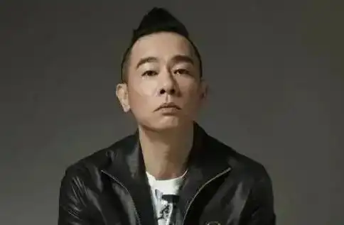 "山鸡"是赵山河的外号,他与陈浩南从小就是玩伴,与包达明和包达二,梁