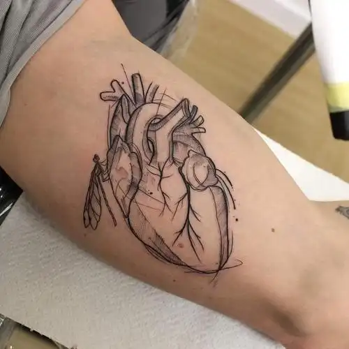 浦先生大臂黑灰心脏纹身图案