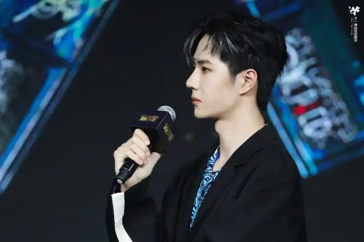 uniq-王一博 cr:logo