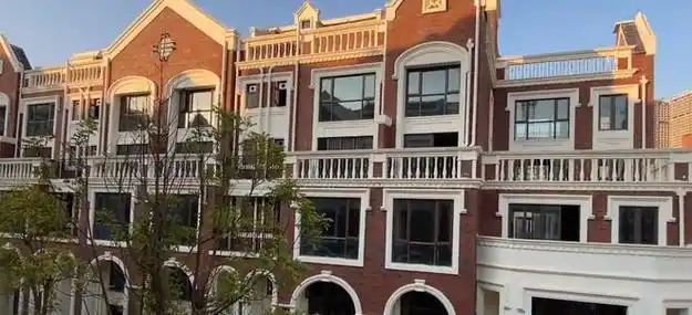 然而景甜不止背景深厚,据悉景甜的豪宅位于上海淀山湖,占地足足有5000