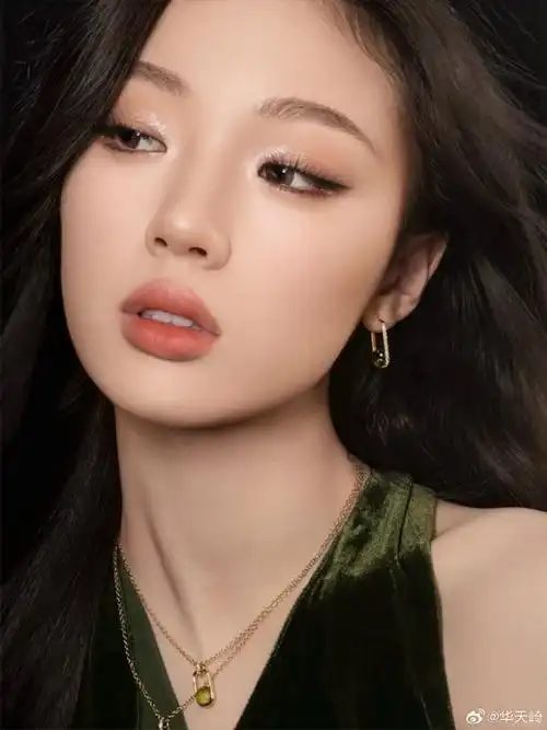 春晚明星妆容大赏##单依纯新年鎏金眼妆##化妆师华天崎##华天崎工作